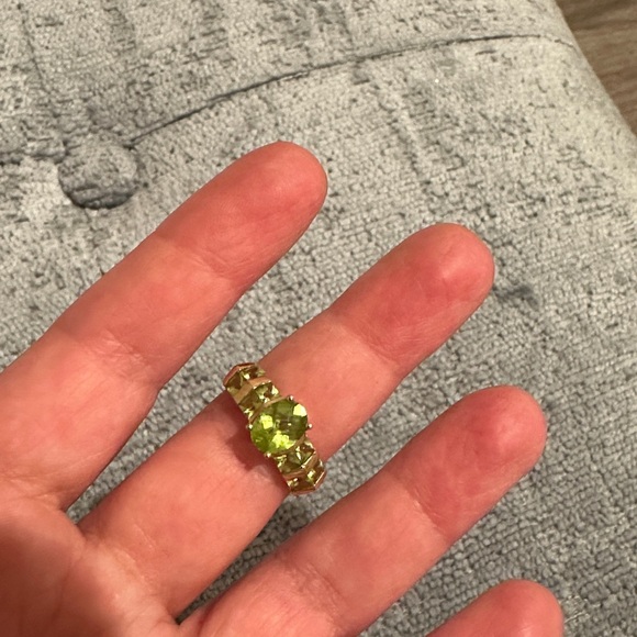 10K Yellow Gold Peridot Ring Size 7 - Picture 6 of 8